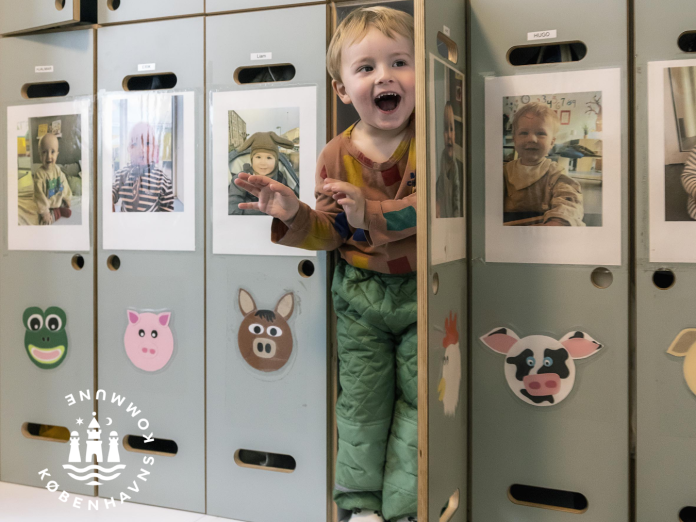 Foto af barn i garderobe i dagtilbud