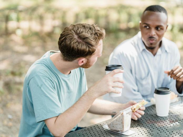 Mænd, der spiser frokost